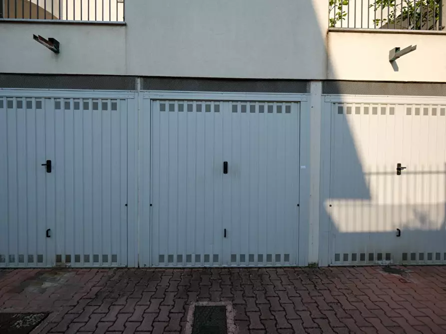 Immagine 1 di Garage in vendita  a Pessano Con Bornago