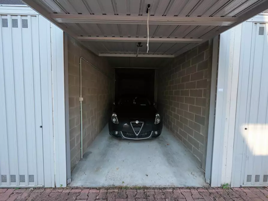 Immagine 2 di Garage in vendita  a Pessano Con Bornago