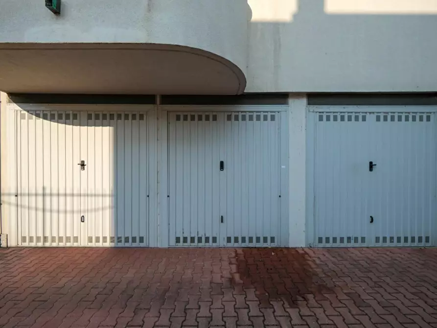 Immagine 1 di Garage in vendita  a Pessano Con Bornago