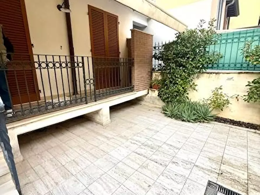 Immagine 17 di Appartamento in vendita  a Viareggio