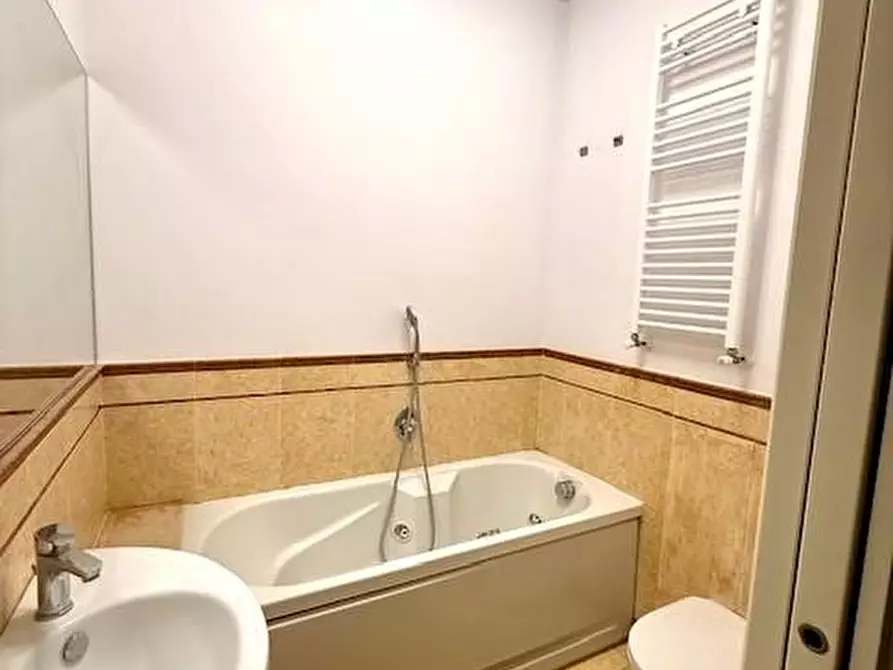 Immagine 7 di Appartamento in vendita  a Viareggio