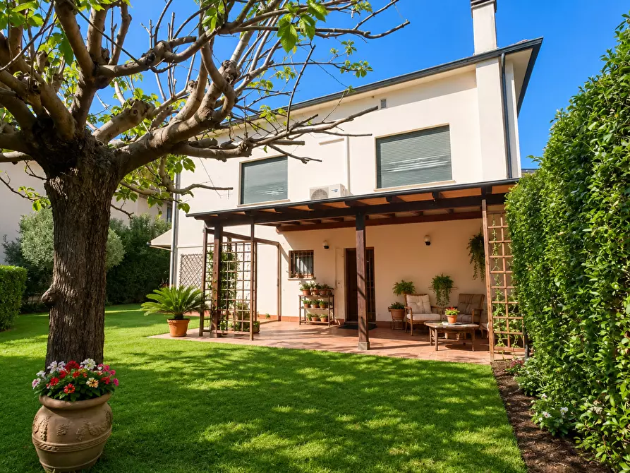 Immagine 20 di Villa in vendita  a Pontedera