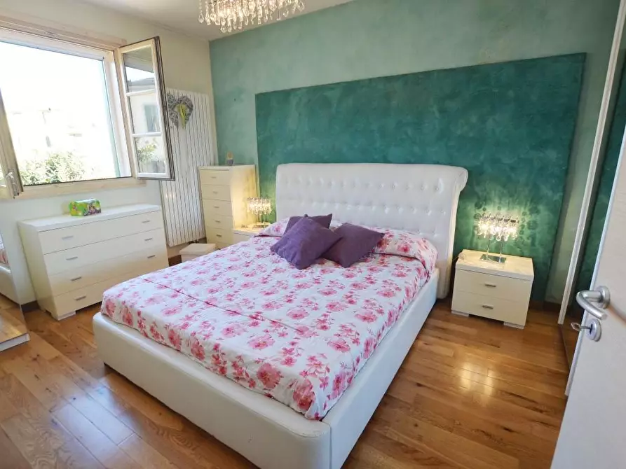 Immagine 14 di Appartamento in vendita  a Lucca