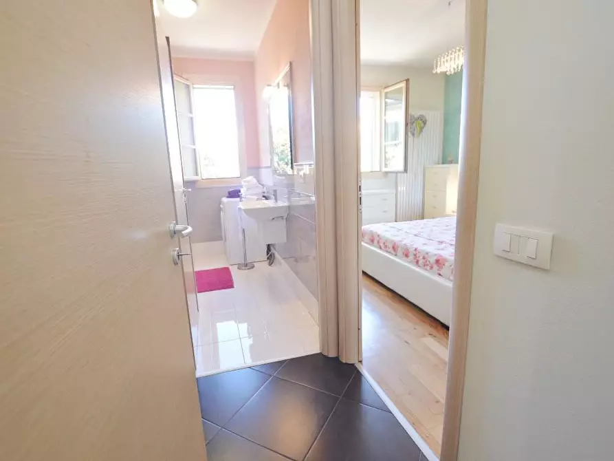 Immagine 11 di Appartamento in vendita  a Lucca