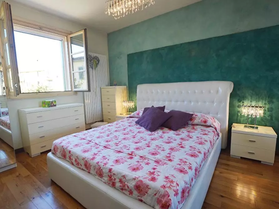 Immagine 15 di Appartamento in vendita  a Lucca