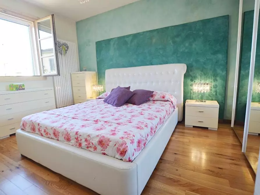 Immagine 13 di Appartamento in vendita  a Lucca