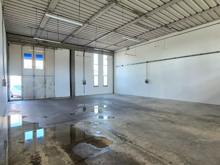 Immagine 3 di Attività artigianale in affitto  a Lucca