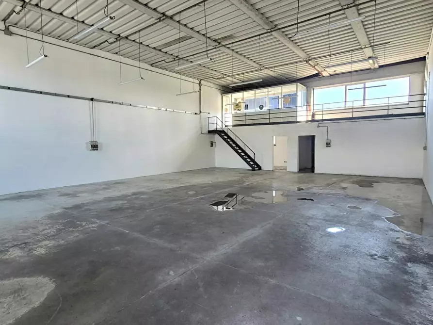 Immagine 5 di Attività artigianale in affitto  a Lucca