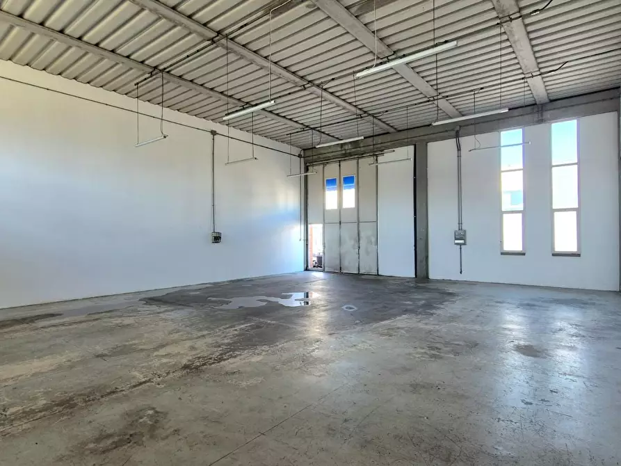 Immagine 2 di Attività artigianale in affitto  a Lucca