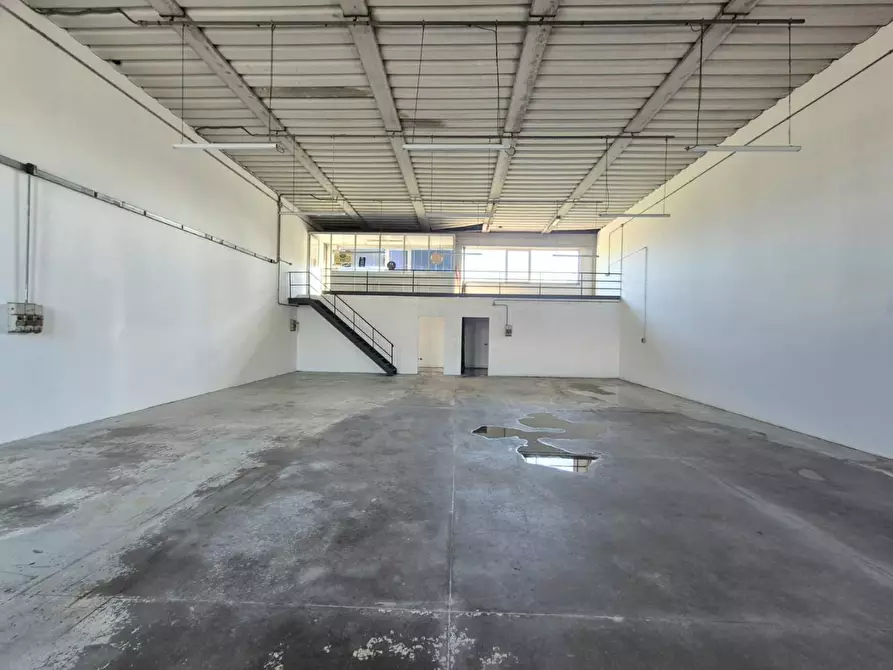 Immagine 13 di Attività artigianale in affitto  a Lucca