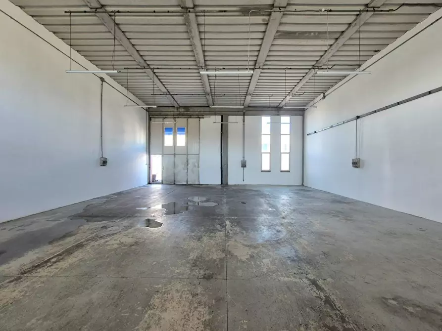 Immagine 11 di Attività artigianale in affitto  a Lucca