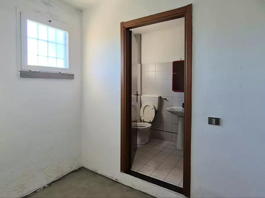 Immagine 7 di Attività artigianale in affitto  a Lucca