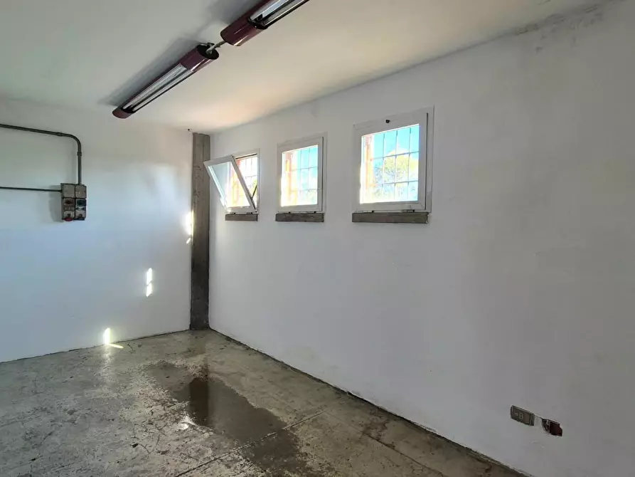 Immagine 6 di Attività artigianale in affitto  a Lucca