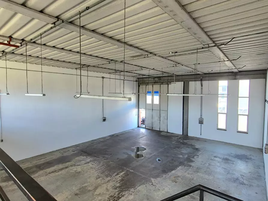 Immagine 14 di Attività artigianale in affitto  a Lucca