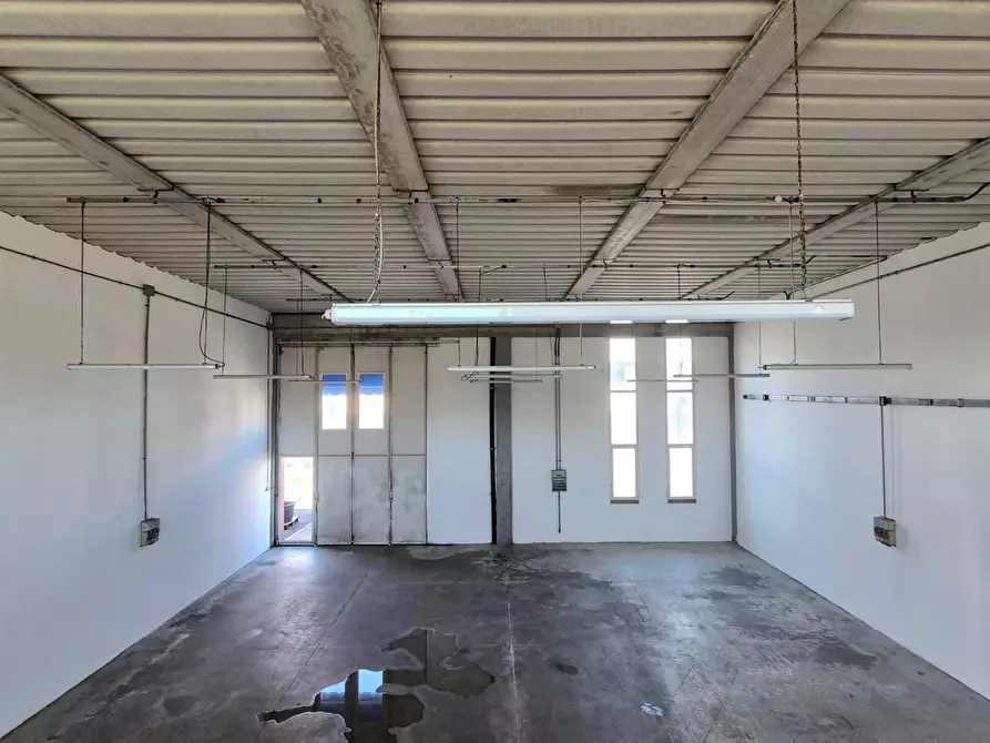 Immagine 12 di Attività artigianale in affitto  a Lucca