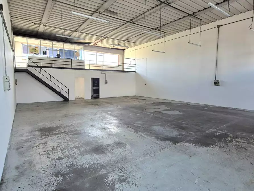 Immagine 4 di Attività artigianale in affitto  a Lucca