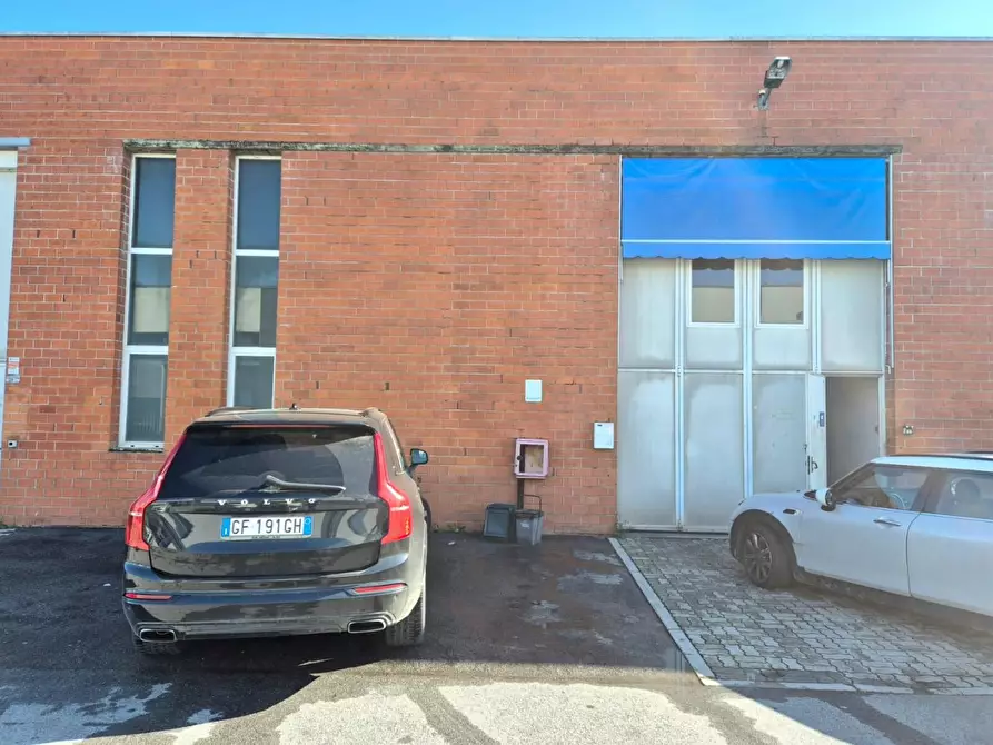 Immagine 1 di Attività artigianale in affitto  a Lucca