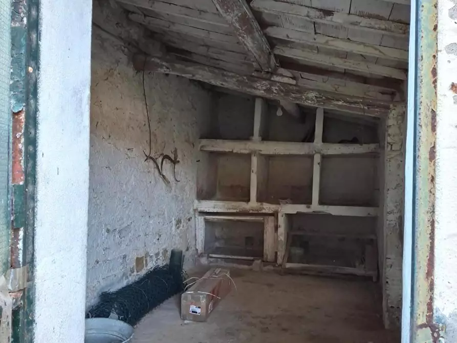Immagine 10 di Deposito in vendita  a Vinci