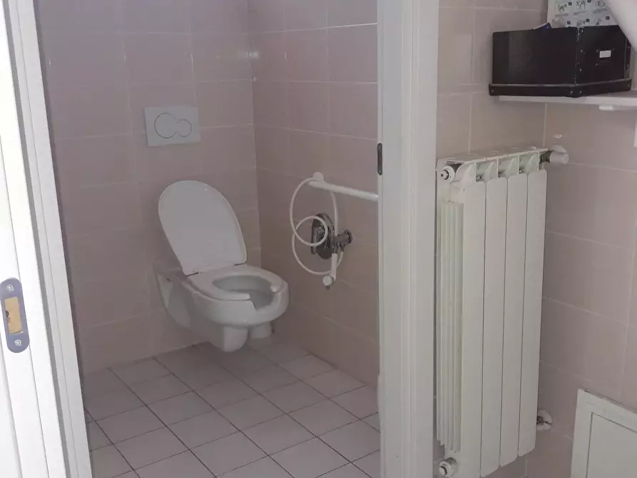 Immagine 8 di Locale commerciale in vendita  a Firenze