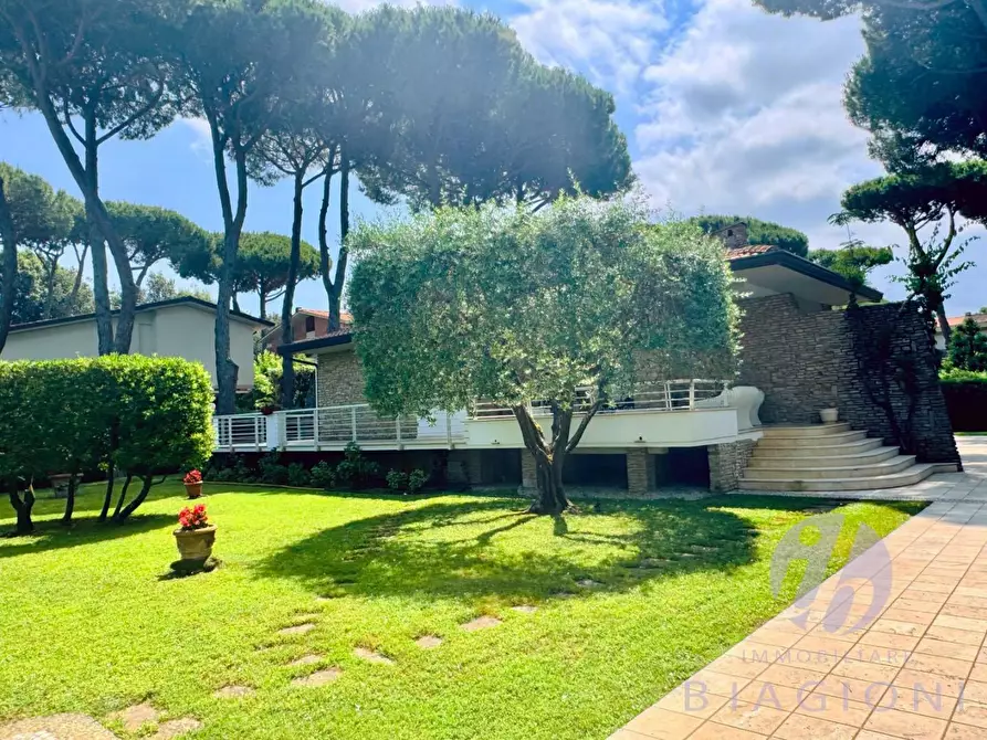 Immagine 1 di Villa in vendita  a Camaiore