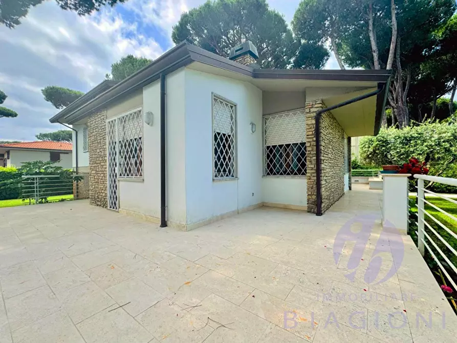 Immagine 15 di Villa in vendita  a Camaiore