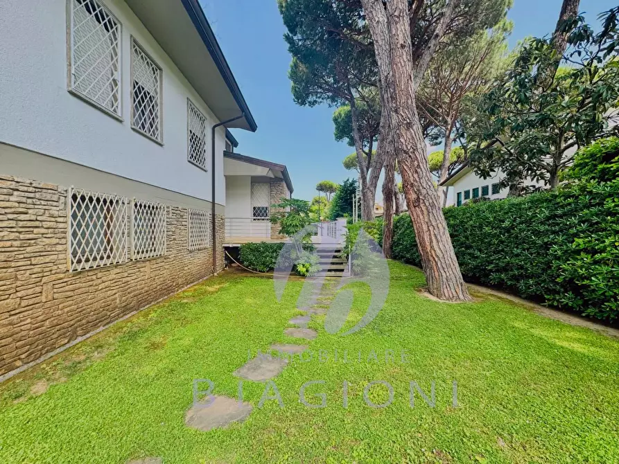 Immagine 4 di Villa in vendita  a Camaiore
