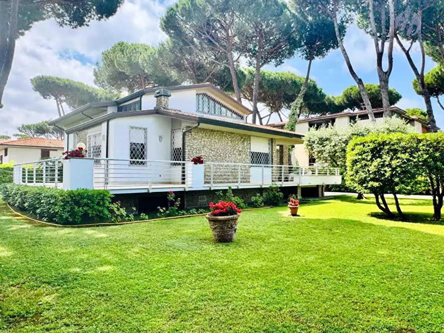 Immagine 2 di Villa in vendita  a Camaiore