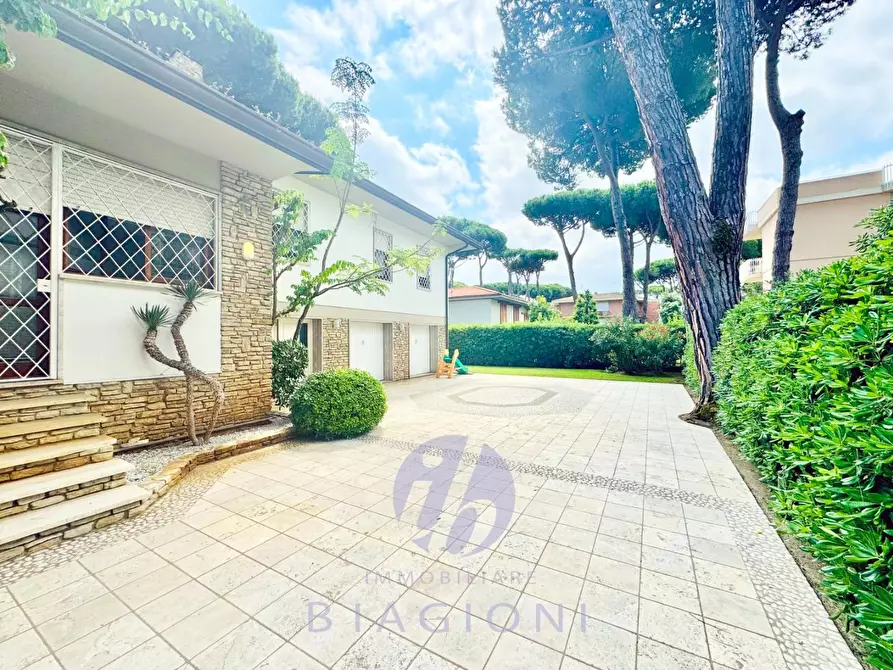 Immagine 11 di Villa in vendita  a Camaiore