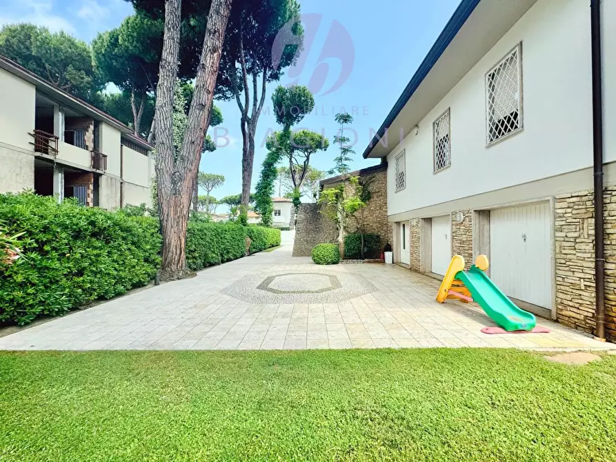 Immagine 8 di Villa in vendita  a Camaiore