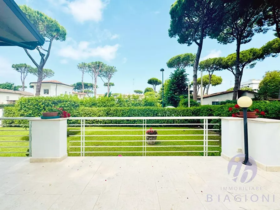 Immagine 16 di Villa in vendita  a Camaiore