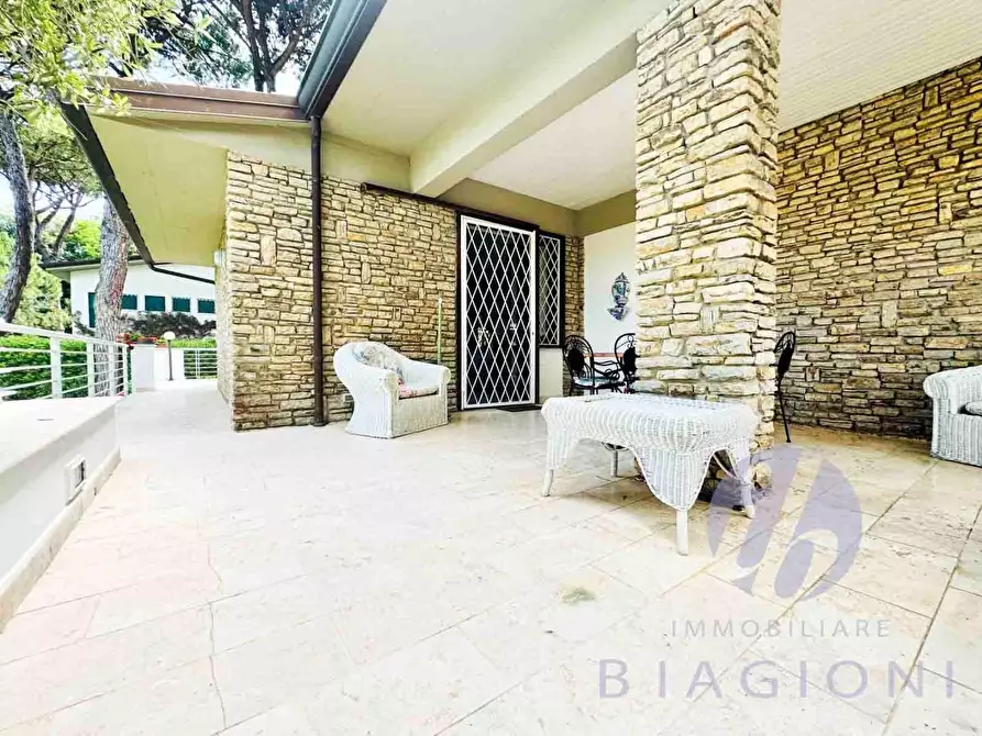 Immagine 17 di Villa in vendita  a Camaiore