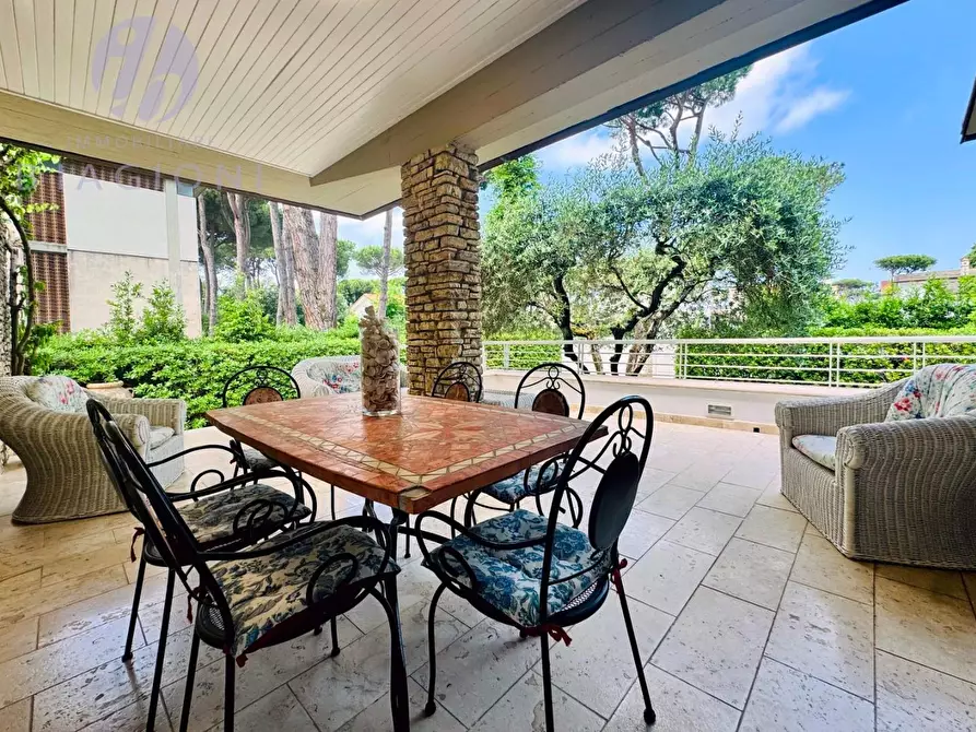 Immagine 21 di Villa in vendita  a Camaiore