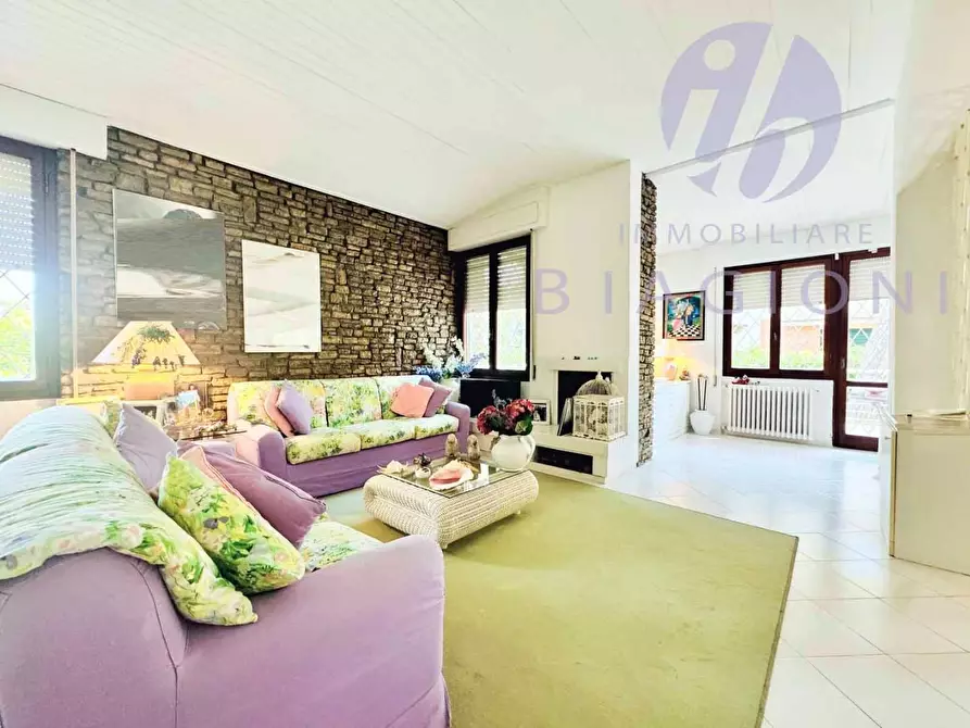 Immagine 40 di Villa in vendita  a Camaiore