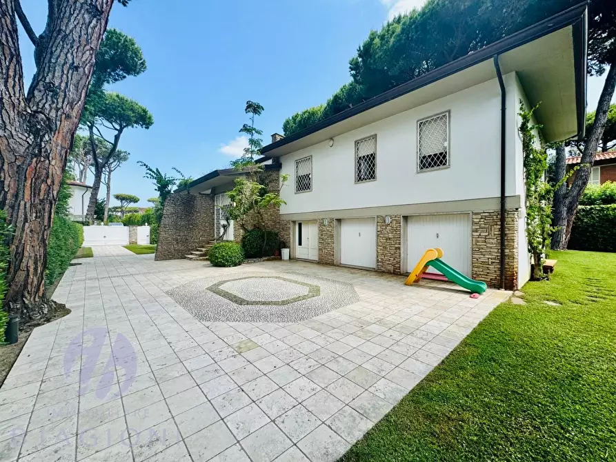 Immagine 7 di Villa in vendita  a Camaiore