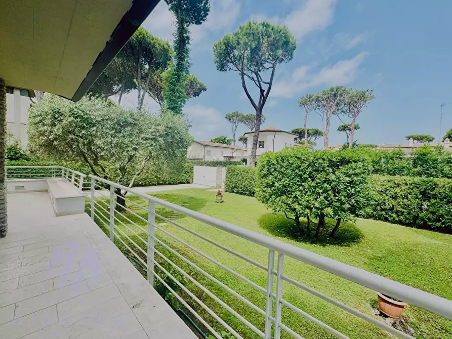 Immagine 13 di Villa in vendita  a Camaiore