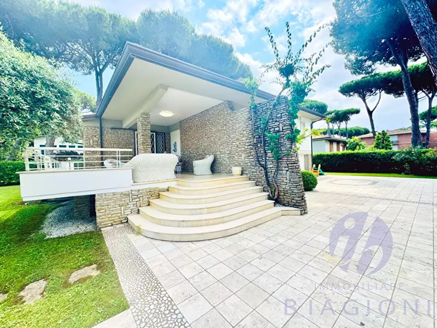 Immagine 9 di Villa in vendita  a Camaiore