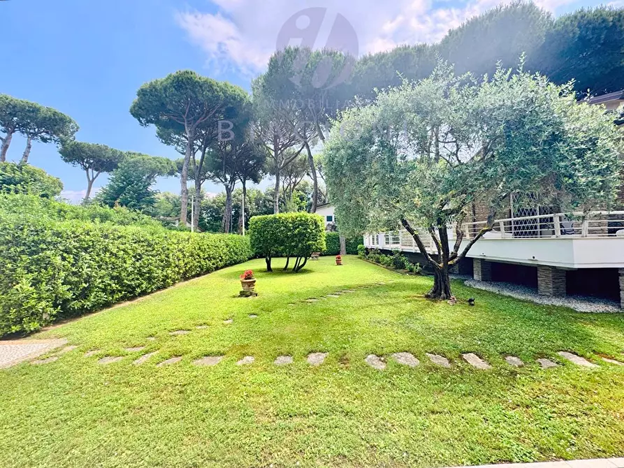 Immagine 10 di Villa in vendita  a Camaiore