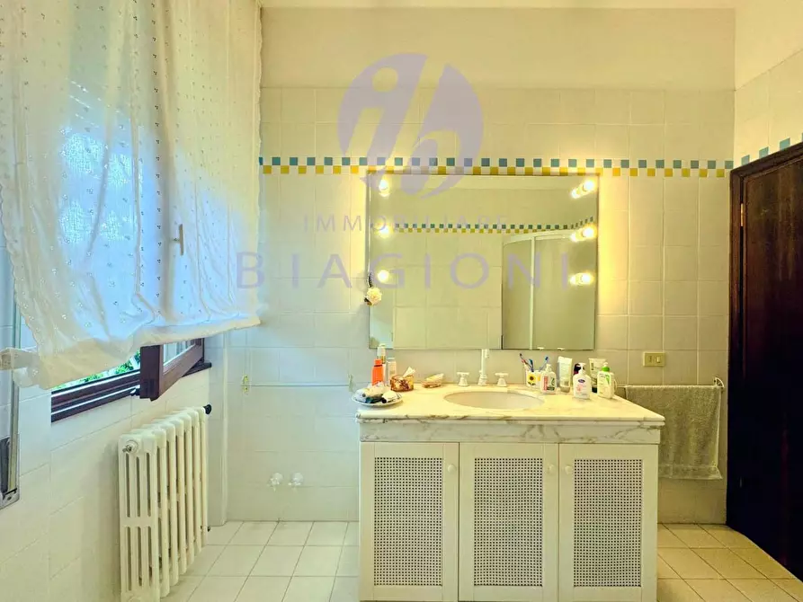 Immagine 28 di Villa in vendita  a Camaiore