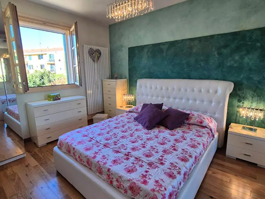 Immagine 16 di Appartamento in vendita  a Lucca