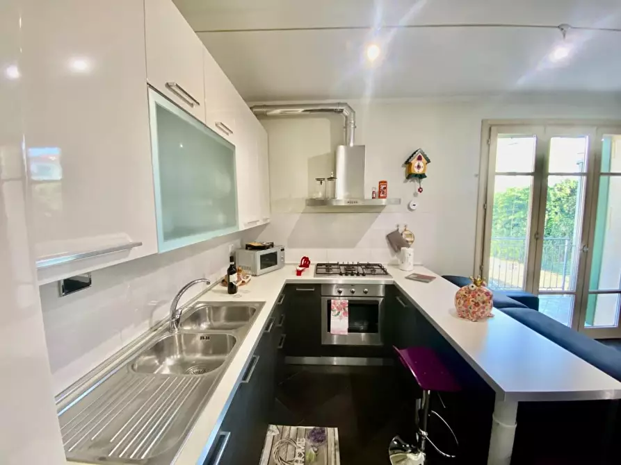 Immagine 2 di Appartamento in vendita  a Lucca