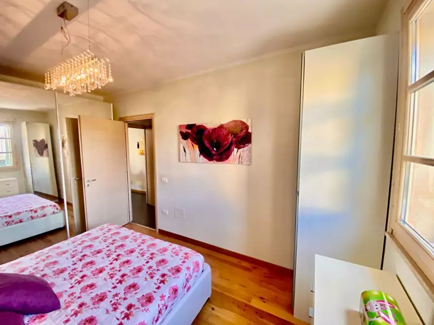 Immagine 17 di Appartamento in vendita  a Lucca