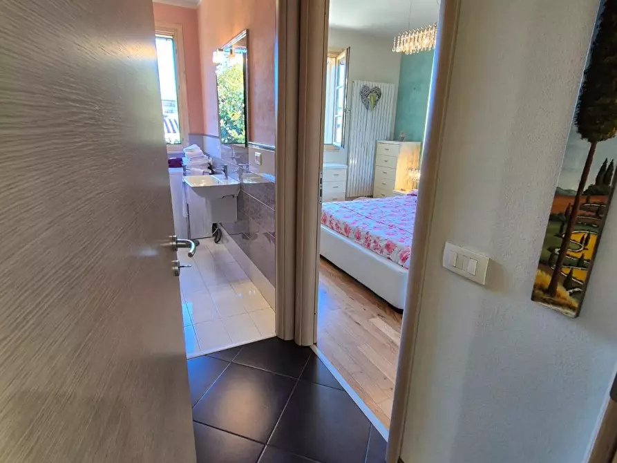 Immagine 10 di Appartamento in vendita  a Lucca