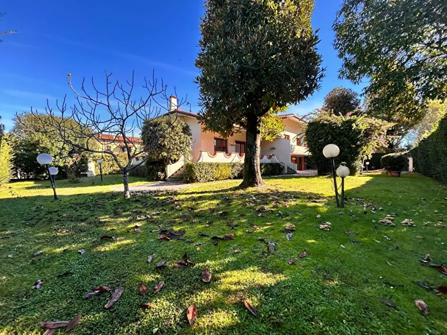 Immagine 2 di Villa in vendita  a Forte Dei Marmi