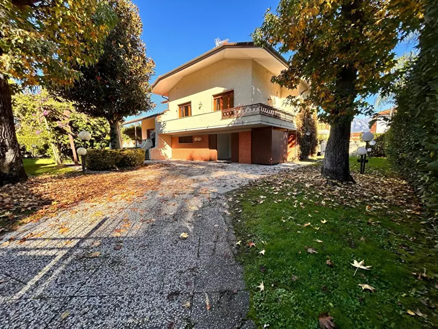 Immagine 1 di Villa in vendita  a Forte Dei Marmi