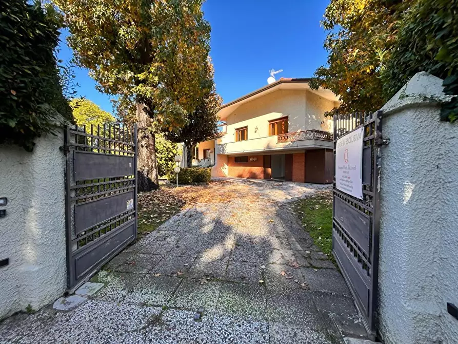 Immagine 4 di Villa in vendita  a Forte Dei Marmi