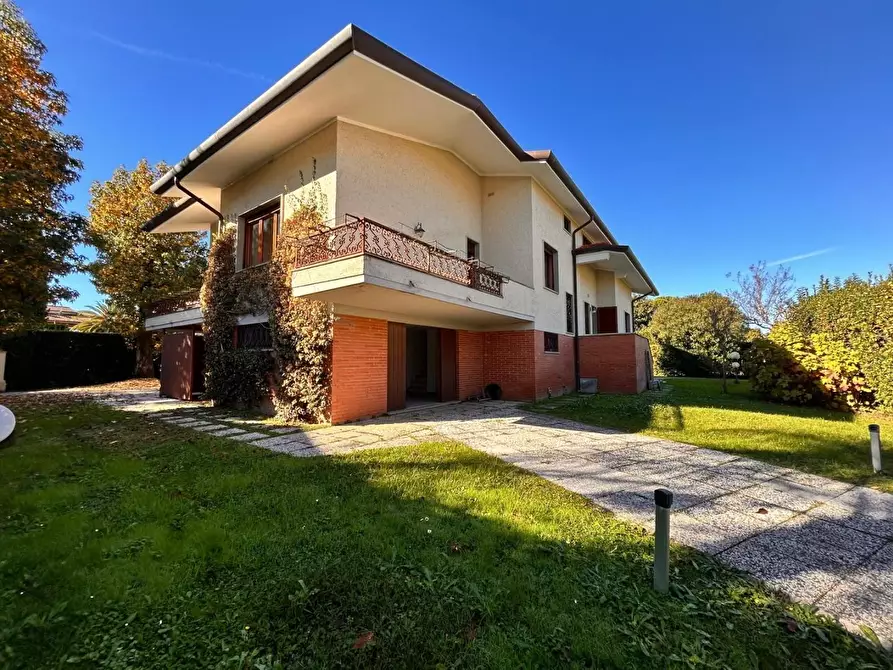 Immagine 7 di Villa in vendita  a Forte Dei Marmi