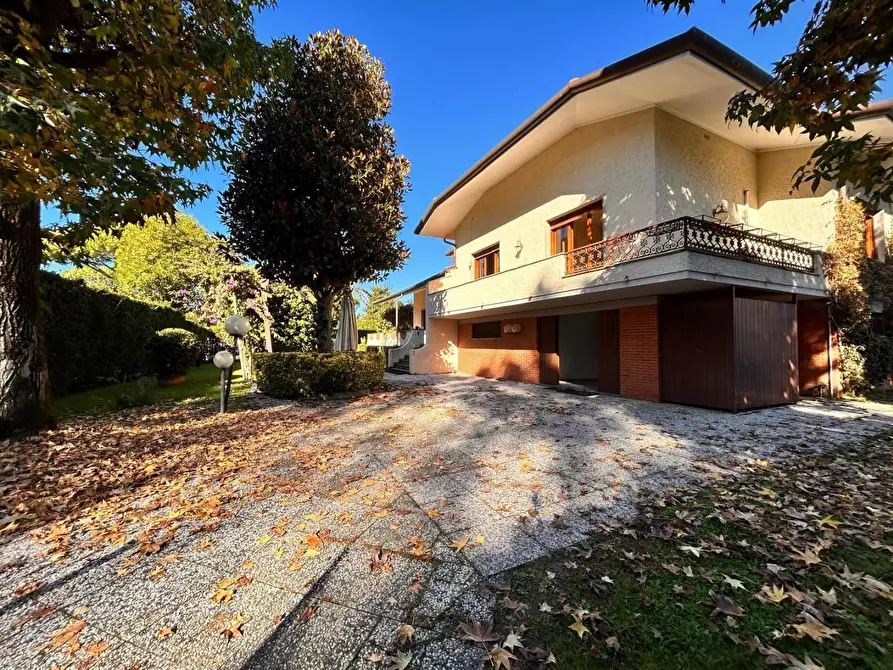 Immagine 5 di Villa in vendita  a Forte Dei Marmi