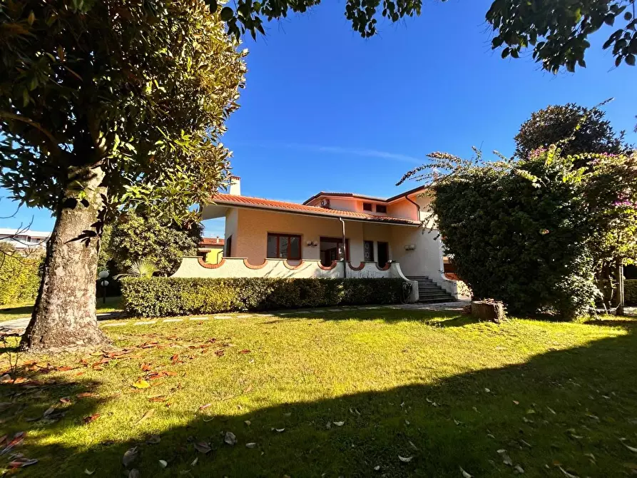Immagine 3 di Villa in vendita  a Forte Dei Marmi
