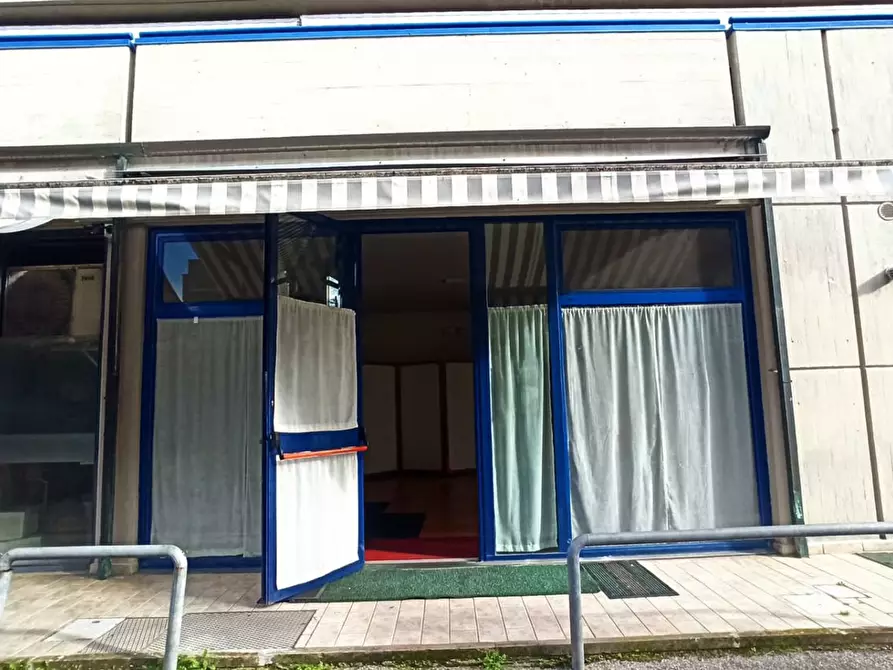 Immagine 10 di Locale commerciale in vendita  a Lucca