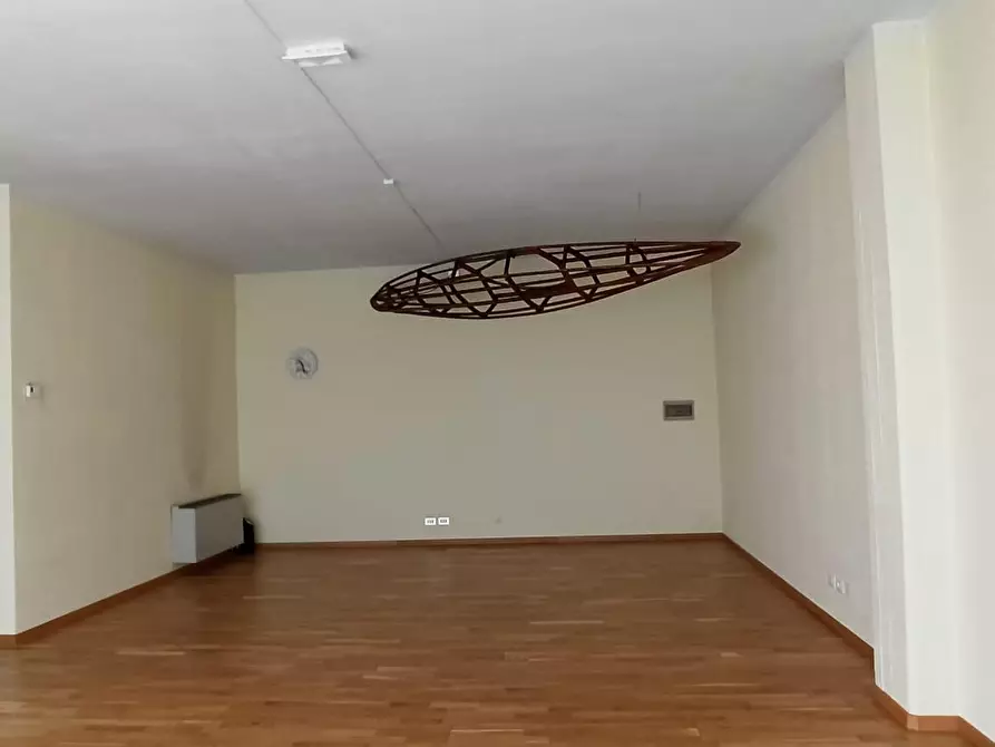 Immagine 5 di Locale commerciale in vendita  a Lucca